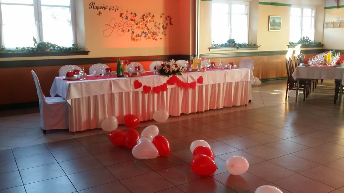 Glavna miza rdeča dekoracija