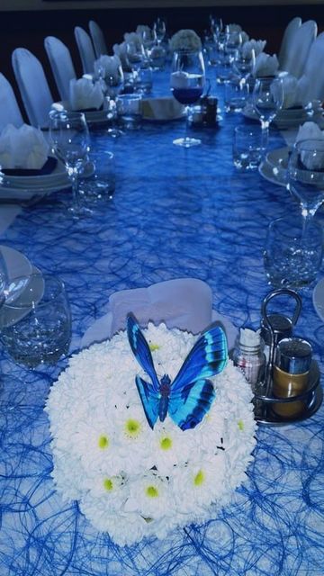 Detajl porok, zabav in slavij v modri barvi